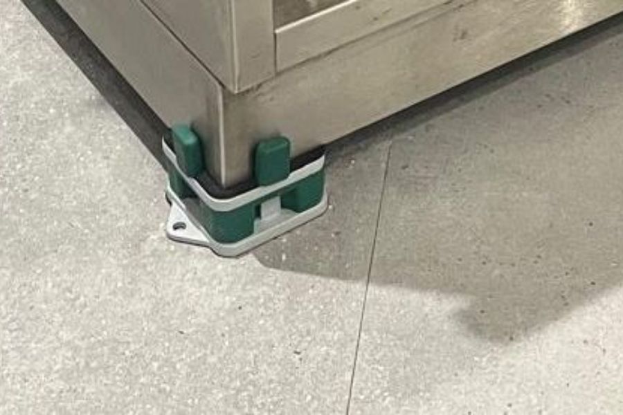 fotos-reales-Amortiguador de goma de suelo con dos topes de seguridad lateral para maquinaria Modelo BI+PT2 - SENOR
